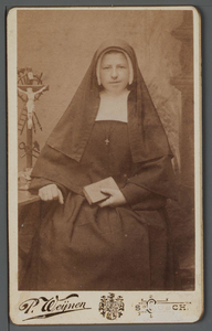 WAT001000503 Zuster Vincentia ( meisjesnaam: Aaltje Velzeboer) geboren 15 januari 1862 te Beemster.Op 15 februari 1890 ...