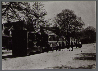 WAT001000559 Tram met passagiers, conducteur en toeschouwers op de foto.