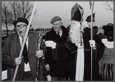 WAT001000566 Opening Beetsbrug december 1980. Met medewerking van Sinterklaas en Zwarte Piet.Waterschap de Waterlanden.