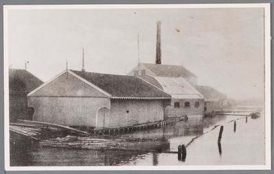 WAT001000647 Stoomzagerij, de opvolger van zaagmolen De Peerenboom (omstreeks 1880 verdwenen). De loods op de voorgrond ...