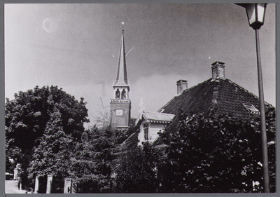WAT001000797 Midden achter: de Hervormde of Sint-Nicolaaskerk aan het Kerkplein nummer 13.