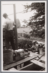 WAT001000704 Metselaar aan het werk voor de bouw van het rusthuis Zonnehoek. Rusthuis Zonnehoek was een tehuis voor 22 ...