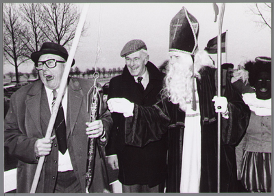 WAT001000713 Opening van de Beetsbrug in december 1980 met behulp van Sinterklaas en zwarte piet..