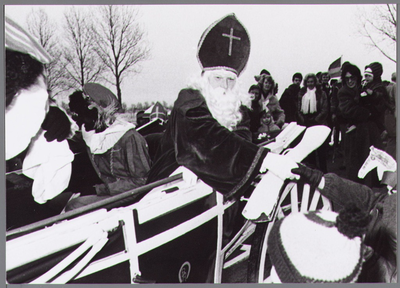 WAT001000714 Opening van de Beetsbrug in december 1980 met behulp van Sinterklaas en zwarte piet..
