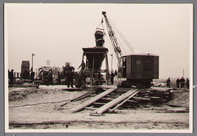 WAT001000721 Bouw van een nieuwe brug aan de nieuwe provinciale weg tussen Scharwoude en Oosthuizen.