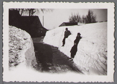 WAT001000743 Bergen sneeuw in de winter 1941-1942.De winter van 1941-1942 was de koudste winter in Nederland en België ...