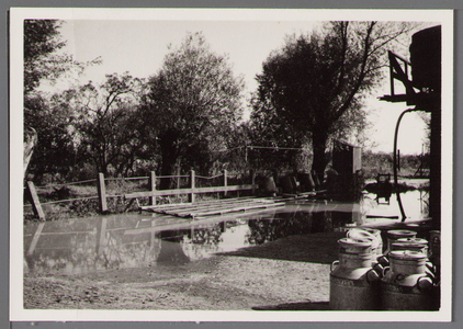 WAT001000751 Hoog water in Beets.Rechts voor zien we nog melkbussen.