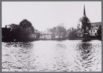 WAT001000790 Aanzicht op het Havenrak met op de achtergrond de spitse toren van de Hervomde- of Sint-Nicolaaskerk, ...