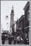WAT001000884 Midden achter: de Speeltoren van Edam tijdens de Stadsfeesten in 1957 .De Speeltoren is de toren van de ...
