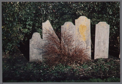 WAT001000891 Grafstenen op het Joodse begraafplaats in Edam.Joodse begraafplaats.