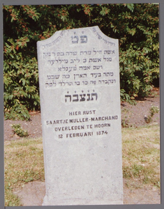 WAT001000900 Grafsteen van Saartje Muller-Marchand op het Joodse begraafplaats in Edam.Ze was geboren in 1810 in ...