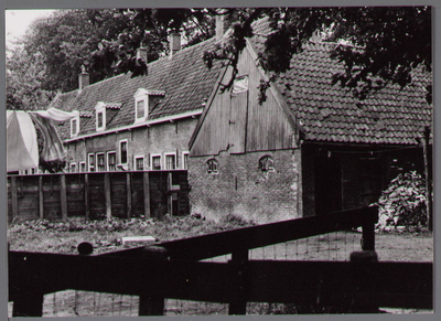 WAT001000845 Proveniershuis.Proveniershuis gesticht in 1555 door Jan Claeszoon Brouwer. Thans twee ongeveer haaks t.o. ...