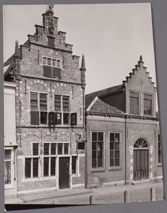 WAT001000854 Links: het ‘Steenen Coopmanshuys’ Damplein 8 (thans in gebruik als Gemeentemuseum van Edam)Dit huis werd ...