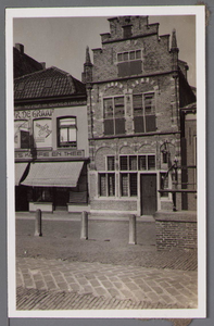WAT001000855 Rechts: het ‘Steenen Coopmanshuys’ Damplein 8 (thans in gebruik als Gemeentemuseum van Edam)Dit huis werd ...