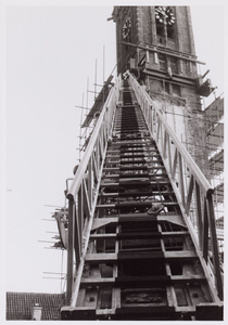 WAT001000868 Restauratie van de Speeltoren in Edam.Bij de restauratie van de Speeltoren in 1972 werd nog weer een deel ...