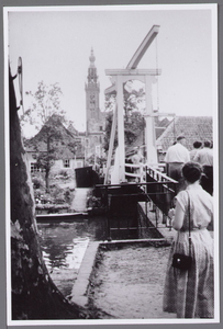 WAT001000882 Kwakelbrug. Midden achter: de Speeltoren van Edam.De Speeltoren is de toren van de voormalige Onze Lieve ...