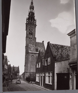 WAT001000883 Midden achter: de Speeltoren van Edam.De Speeltoren is de toren van de voormalige Onze Lieve Vrouwekerk, ...