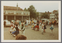 WAT001000985 Morris dance in Edam.Achtergrondinformatie:Morris dance is een Engelse volksdans, meestal begeleid door ...