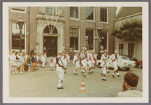 WAT001000986 Morris dance in Edam.Achtergrondinformatie:Morris dance is een Engelse volksdans, meestal begeleid door ...