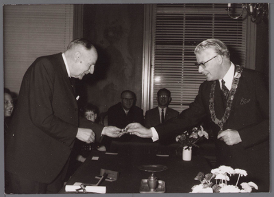 WAT001001034 Foto: links; dijkgraaf J.Posch, rechts; burgemeester Koos (J.H.) Kok.In een buitengewone raadsvergadering ...