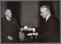 WAT001001035 Foto: links; dijkgraaf J.Posch, rechts; burgemeester Koos (J.H.) Kok.In een buitengewone raadsvergadering ...