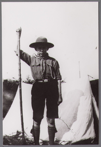 WAT001001024 Een Padvinder in het uniform van de Nederlandsche Padvinders , ongeveer 1920.