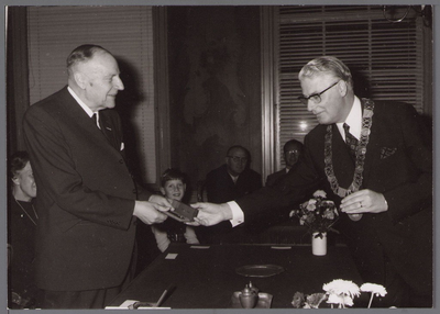 WAT001001033 Foto: links; dijkgraaf J.Posch, rechts; burgemeester Koos (J.H.) Kok.In een buitengewone raadsvergadering ...