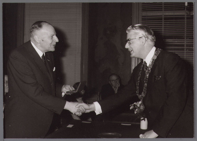 WAT001001036 Foto: links; dijkgraaf J.Posch, rechts; burgemeester Koos (J.H.) Kok.In een buitengewone raadsvergadering ...