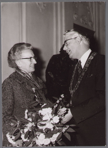 WAT001001037 Foto: links; mevrouw Posch, rechts; burgemeester Koos (J.H.) Kok.In een buitengewone raadsvergadering van ...