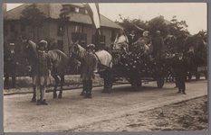 WAT001001043 Grote Historische optocht 31 augustus 1928, 2e prijs, de groep stelt voor;1. Nederlandse Maagd, symbool ...