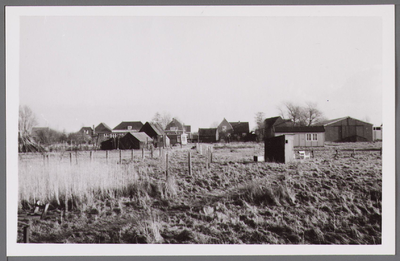 WAT001001126 Erfafscheiding tussen Den Ilp 68 en 70.Het kleiduiven-schietveld in Den Ilp, achter het café De Drie ...