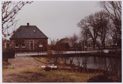 WAT001001130 Links waarschijnlijk Den Ilp nummer 1, rechts daarvan zien we De nieuwe Vermaning in aanbouw, Den Ilp nummer 3.