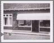 WAT001001157 Kruidenierswinkel / levensmiddelenbedrijf van de familie H.J. Vredenburg aan de Dorpsstraat nummer 22 in ...