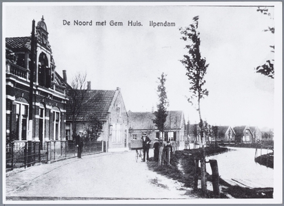 WAT001001216 Het oude gemeentehuis / raadhuis op De Noord in Ilpendam.