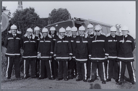 WAT001001287 Corps vrijwillige brandweer Ilpendam 1994. Van links naar rechts;Wijnand Tijmstra (commandant),Cees ...