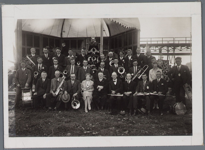 WAT001001292 Fanfarekorps De Volharding , opgericht in het jaar 1893.In de middelsterij de zesde persoon links is ...