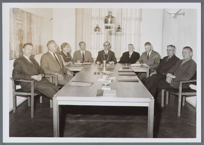 WAT001001293 Gemeenteraadsleden Ilpendam, na verbouwing gemeentehuis.Foto v.l.n.r.; B.Burggraaff, D.Zijp, mevrouw ...