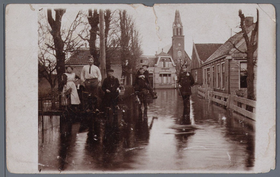 WAT001001316 Watersnoodramp 1916.Foto rechts; de woning van de familie G. Gunder. Midden achter de Nederlands-hervormde ...