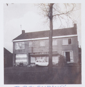 WAT001001380 Foto: voormalige winkelpand aan de Dorpsstraat nummer 27 in Jisp.
