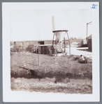 WAT001001467 Aanzicht op een stuk boerenland aan het Weiver te Jisp. Midden in beeld staat een voer silo.