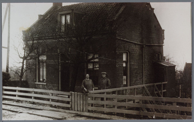 WAT001001537 Brugwachterswoning op de kruising Hoogedijk/Lagedijk van winkelier J. Klomp (geboren 30-5-1890 te ...