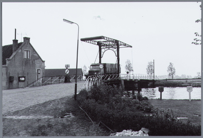 WAT001001577 Foto: brug over de Purmerringvaart met links daarvan het brugwachtershuisje, Zeevangdijkje nummer 18. ...