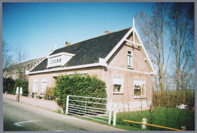 WAT001001594 Foto: woning aan het Zeevangsdijkje nummer 1 te Kwadijk.Met links het watergemaal uit 1879 aan het ...