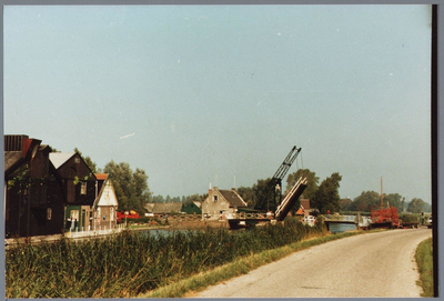 WAT001001602 Foto links: het pand van de Coöperatieve Aan en Verkoopvereniging Kwadijk. Het is in 1972 verkocht aan de ...