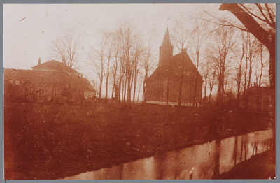 WAT001001621 Kerkebuurt.Foto: de Nederlands-hervormde kerk van Kwadijk. Zaalkerk met spitsboogvensters en een houten ...