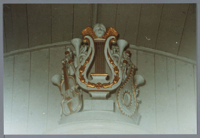 WAT001001634 Foto:bovenkant orgel van de Nederlands-hervormde kerk van Kwadijk. Zaalkerk met spitsboogvensters en een ...