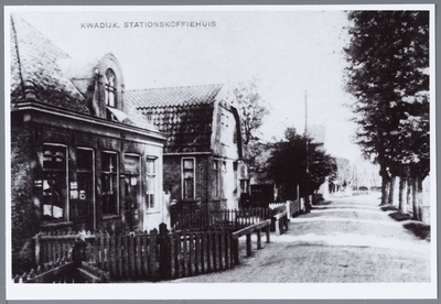 WAT001001575 Links het Stationskoffiehuis, later café Spoorzicht.Midden achter: het Penhuisje vlakbij de ...