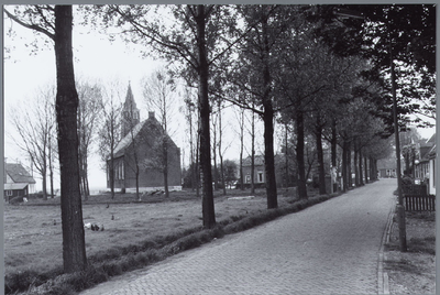 WAT001001578 Foto: de Nederlands-hervormde kerk. Zaalkerk met spitsboogvensters en een houten torentje op de westgevel. ...