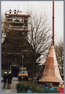 WAT001001586 Foto: een hydraulische kraan tilt de torenspits van de Hervormde kerk in Kwadijk op het vierkant van de ...