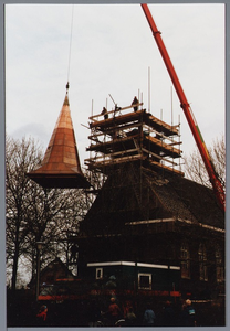 WAT001001588 Foto: een hydraulische kraan tilt de torenspits van de Hervormde kerk in Kwadijk op het vierkant van de ...